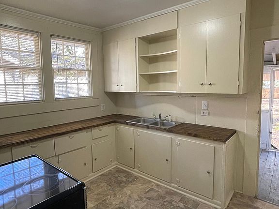 3rd image of 808 Camp St