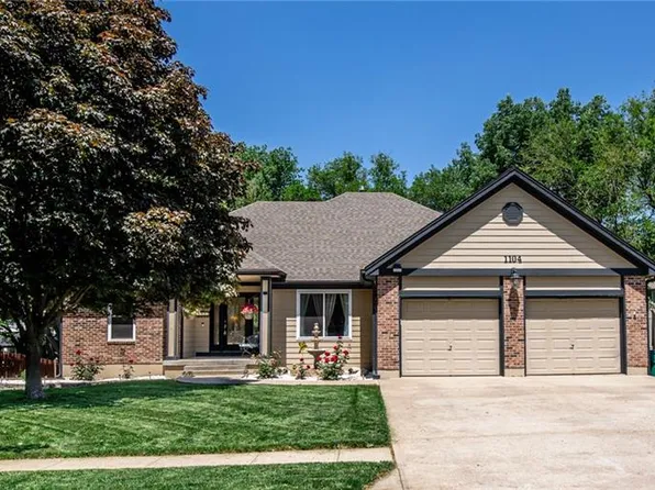 1104 N 2nd St E, Louisburg, KS 66053