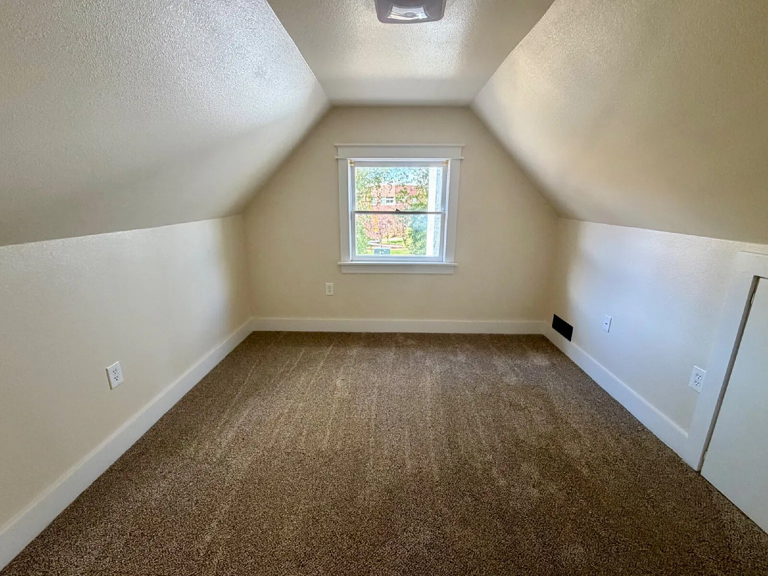 4 bed, 2.5 bath, 1875 sqft, $3,200 — Photo 3