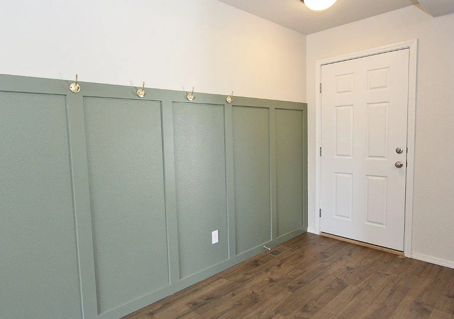 Spacious Home w/Open Floor-Plan — Photo 2