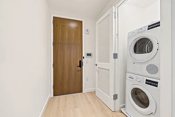 Building, photo 1