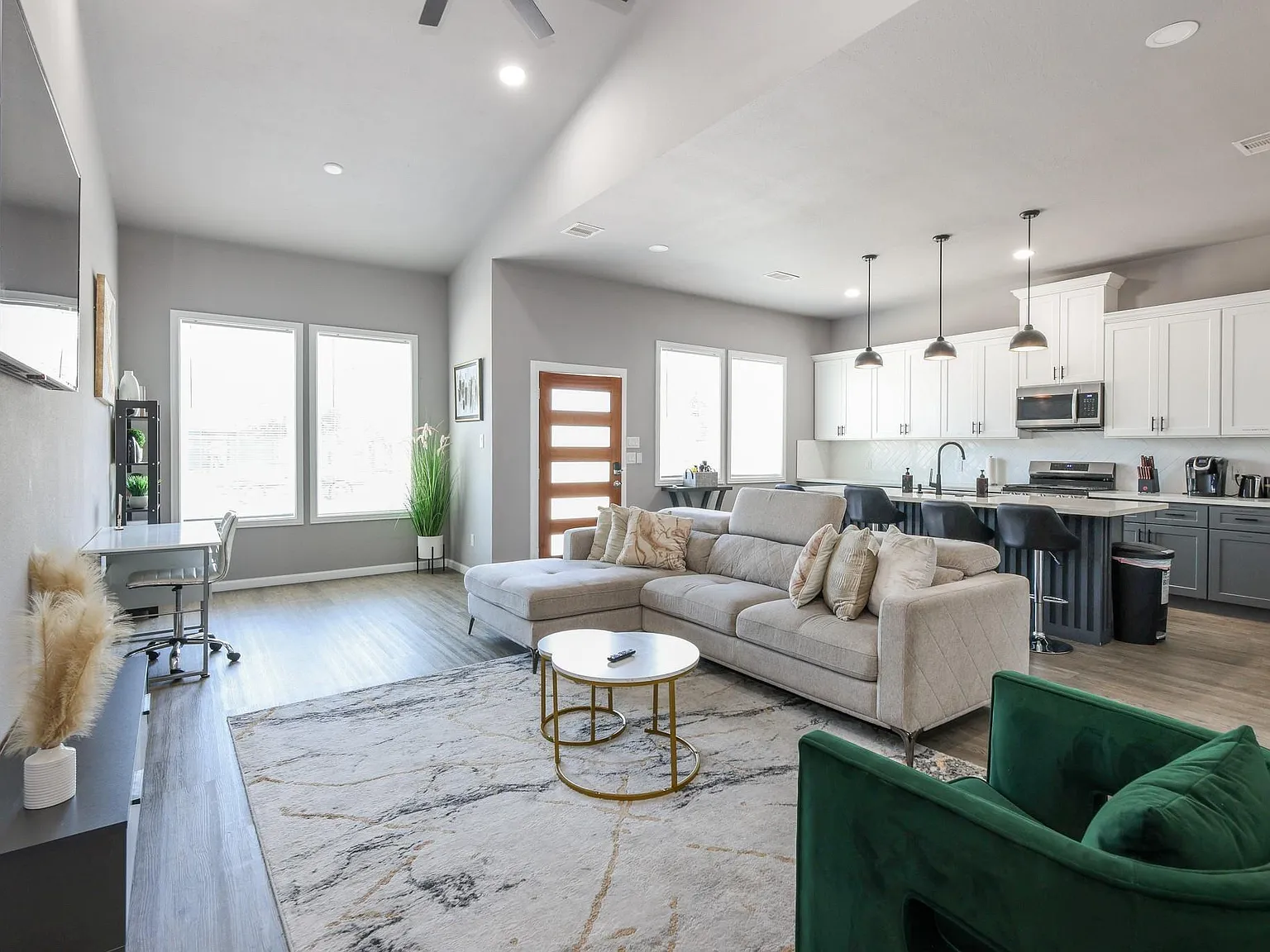 3 bed, 2.0 bath, 1707 sqft, $2,300 — Photo 1