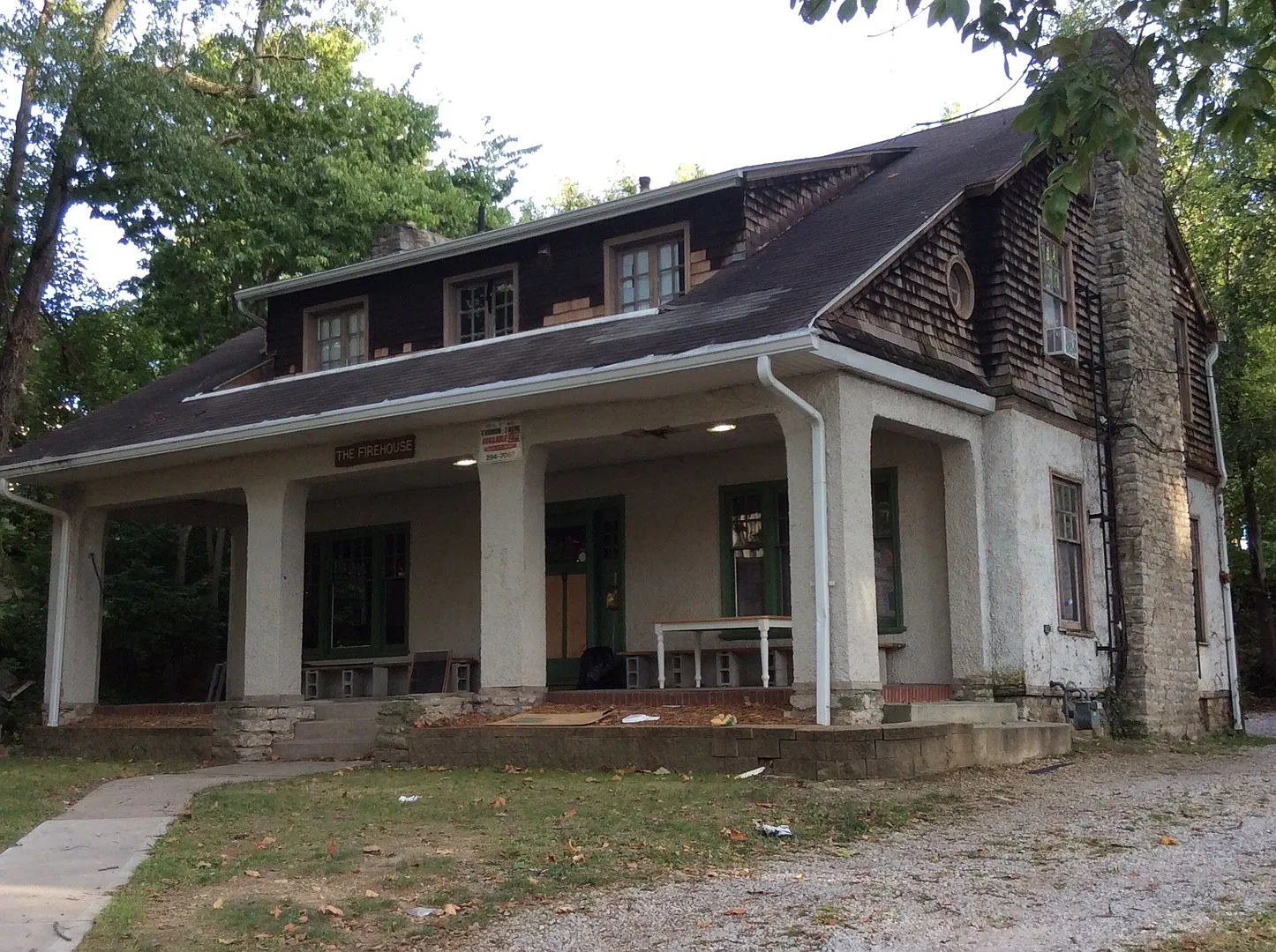 6 bedroom 2 full bath single family home with yard — Photo 2
