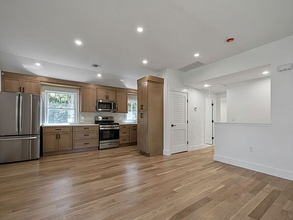 5th image of 399 Gilbert St #399