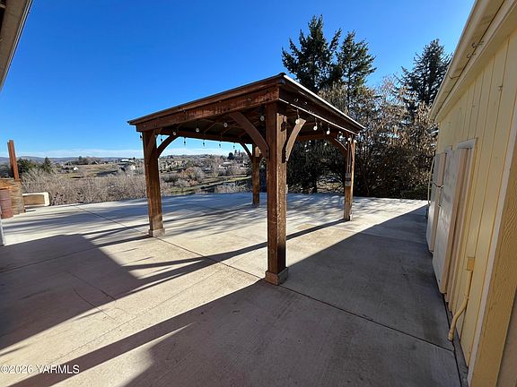 4th image of 330 Parish Rd