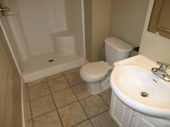 4th image of 917 W Berry St #A
