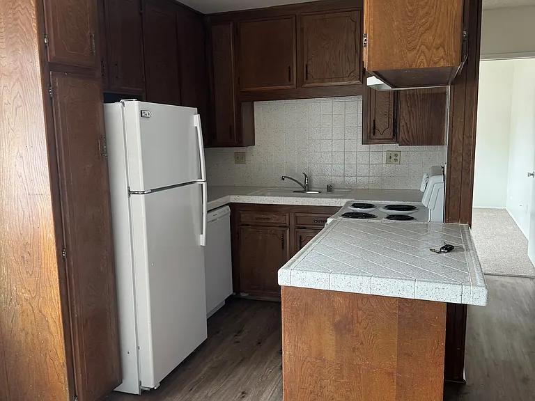 1033 Robinson Ave #13 — Photo 9