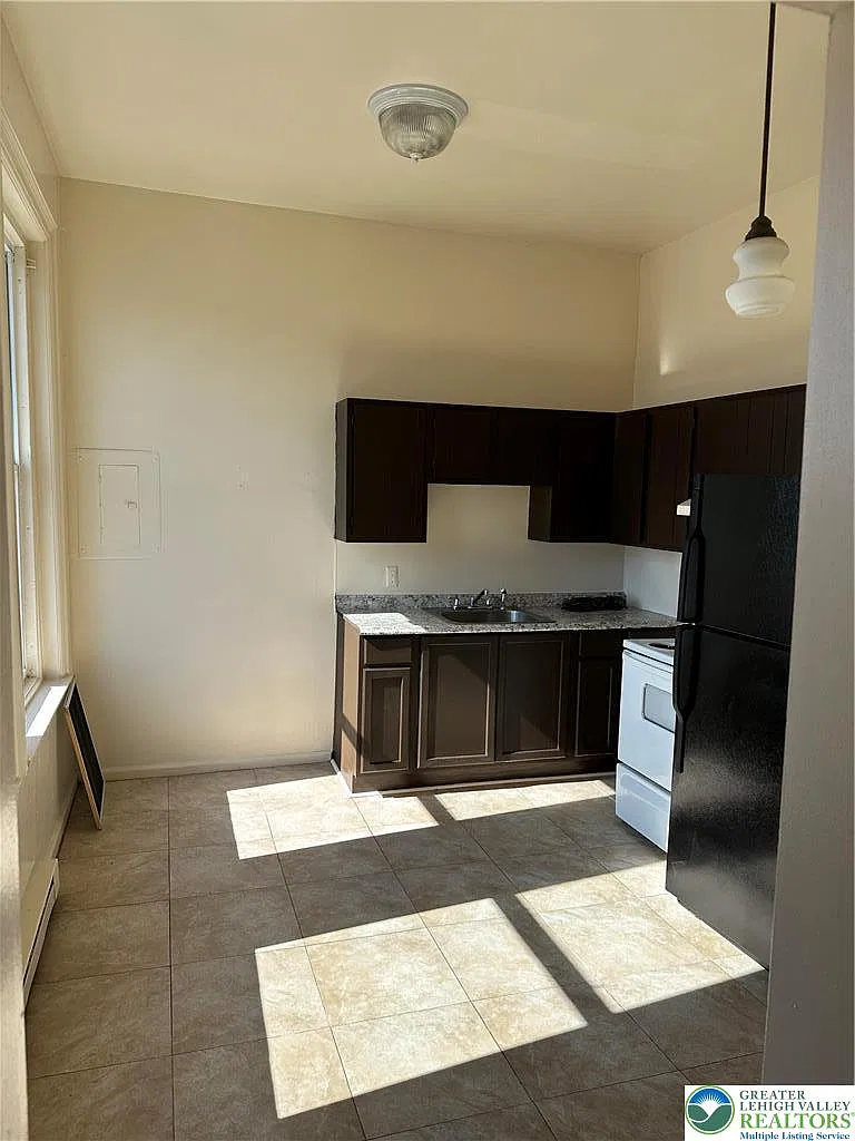 402 Ridge Ave — Photo 2