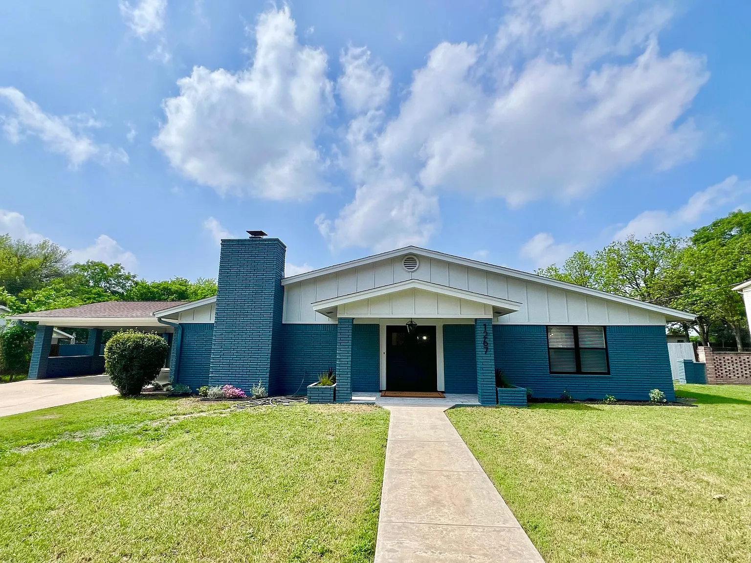 5 bed, 2744 sqft, $2,950 — Photo 2