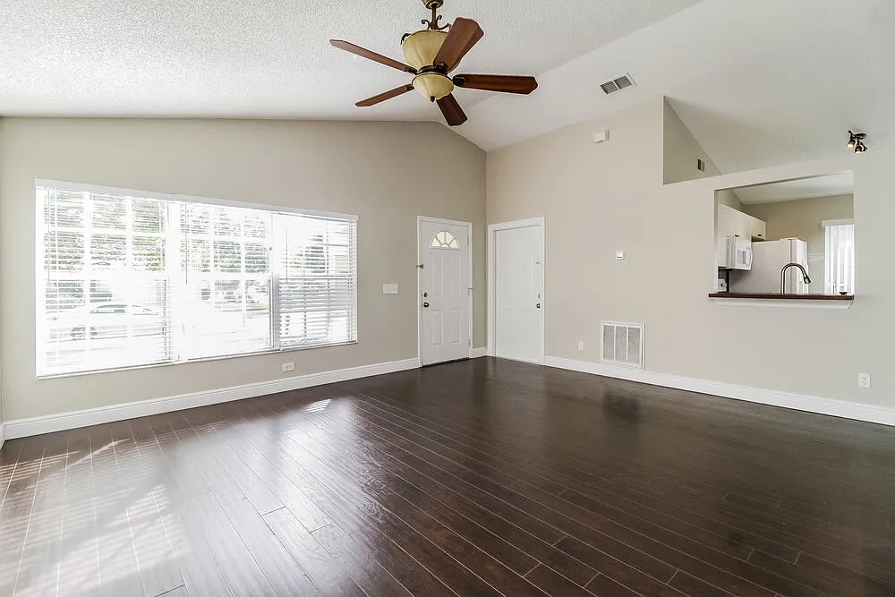 3 bed, 2.0 bath, 1182 sqft, $2,215 — Photo 4