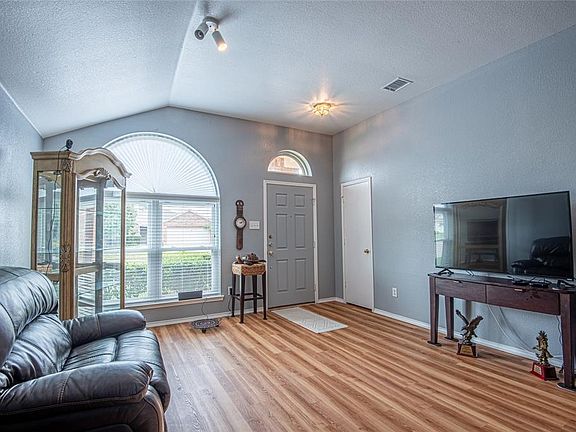 5th image of 2744 Wakecrest Dr