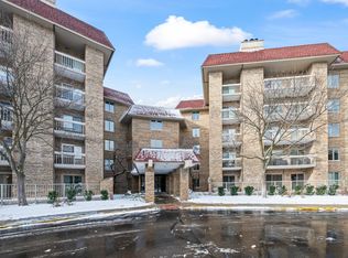 1280 Rudolph Rd APT 1F, Northbrook, IL 60062