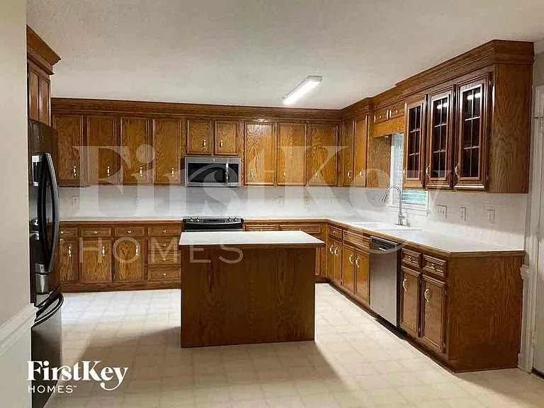 110 Longbridge Dr — Photo 6