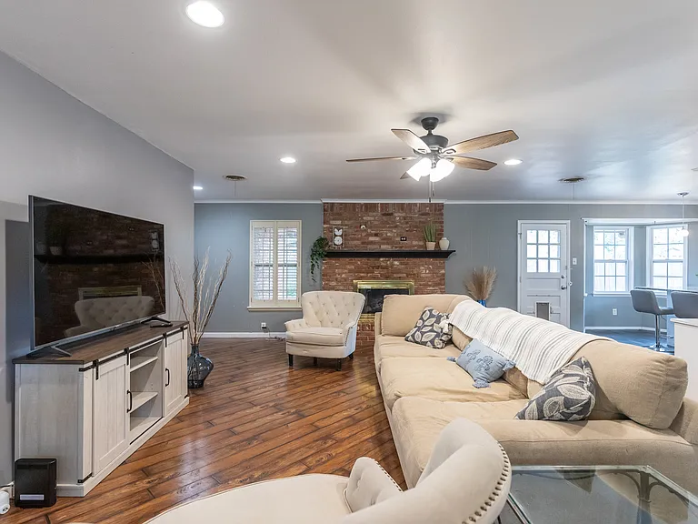 2132 Sylvan Dr — Photo 2