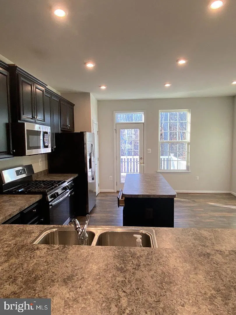 3 bed, 3.0 bath, 1890 sqft, $2,500 — Photo 3