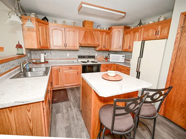 102 N Franklin St APT 8, Manchester, IA 52057