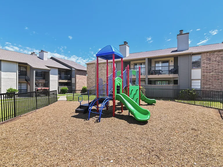 The Summit Apartments — Photo 15