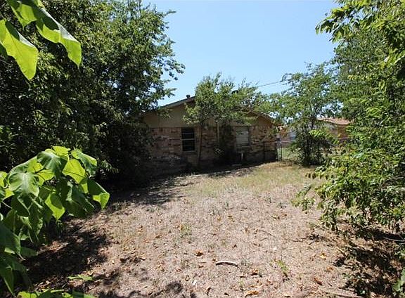 5th image of 327 Magnolia Ln