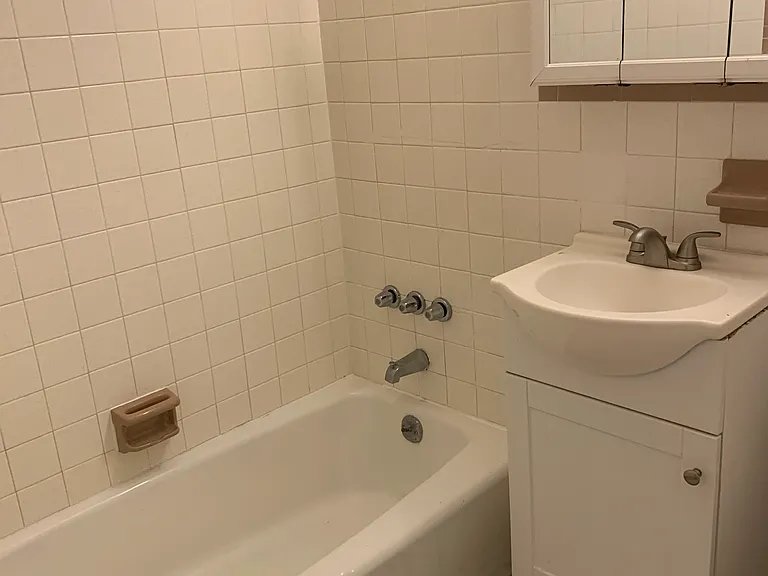 3739 Saint Johns Ave #1B — Photo 4