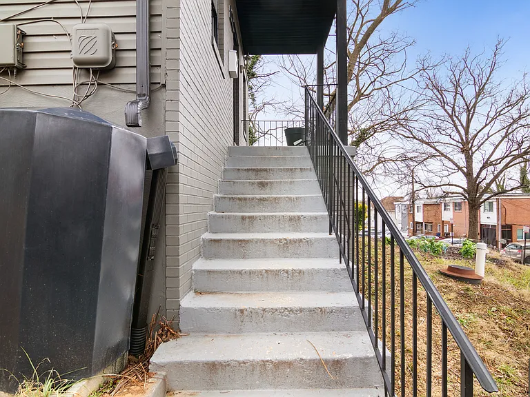 Jay St NE — Photo 2