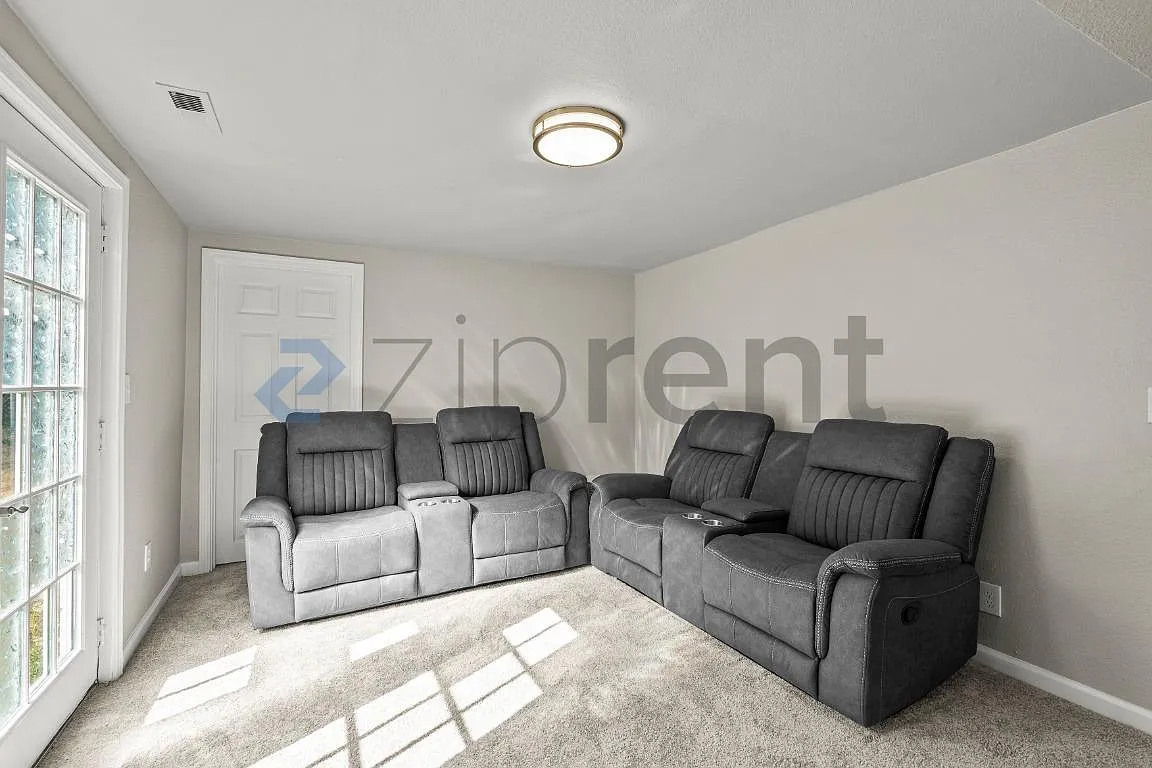 3 bed, 2200 sqft, $3,035 — Photo 4