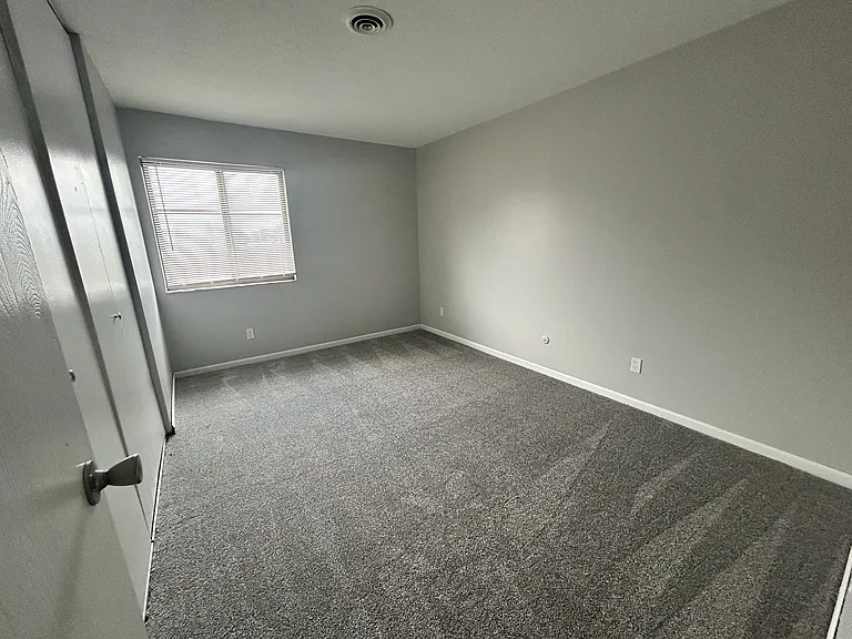 Secor Flats — Photo 52