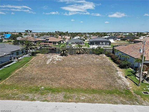 4th image of 2527 SW 25th Ter