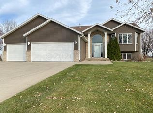 544 Sunset Dr, Oxbow, ND 58047