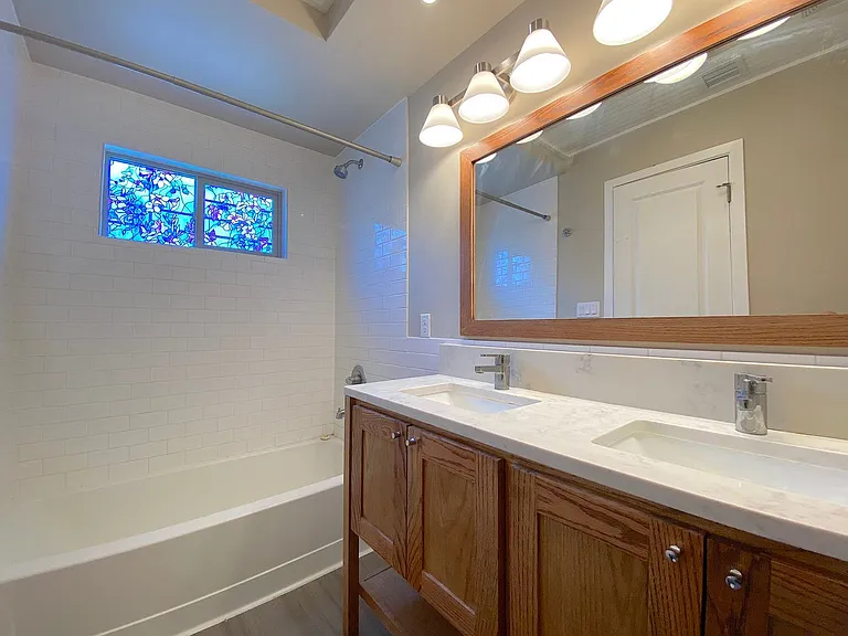 4004 Camelot Hts #B — Photo 18