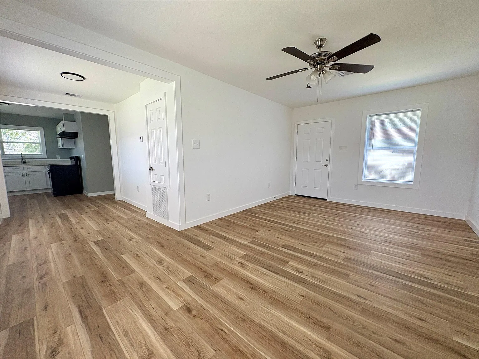 2 bed, 1.0 bath, 872 sqft, $899 — Photo 3