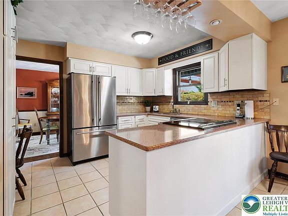 3rd image of 1029 Hawthorn Rd