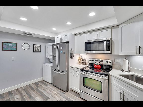 4th image of 2400 Presidential Way #401