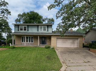 4520 Canterbury Ln, Davenport, IA 52806