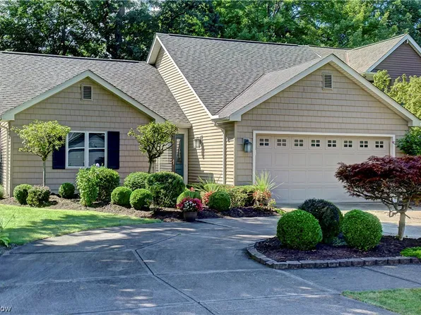 580 Red Oak Ln, Bay Village, OH 44140