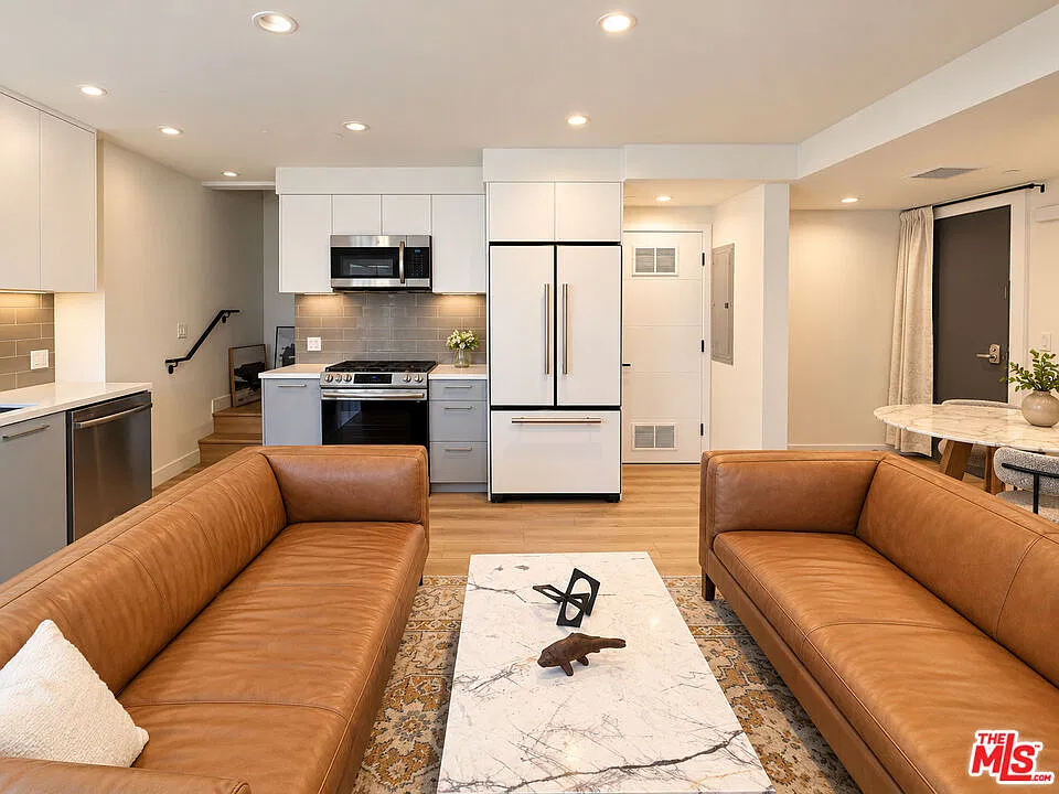 1434 N Poinsettia Pl — Photo 3