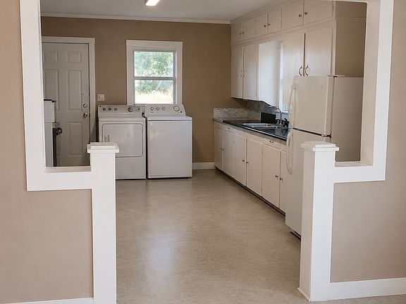 3rd image of 751 E Peach Ave