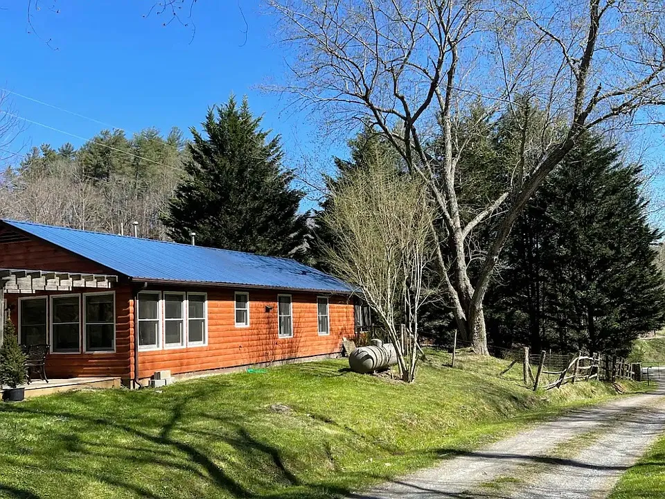 390 Bluebird Ln