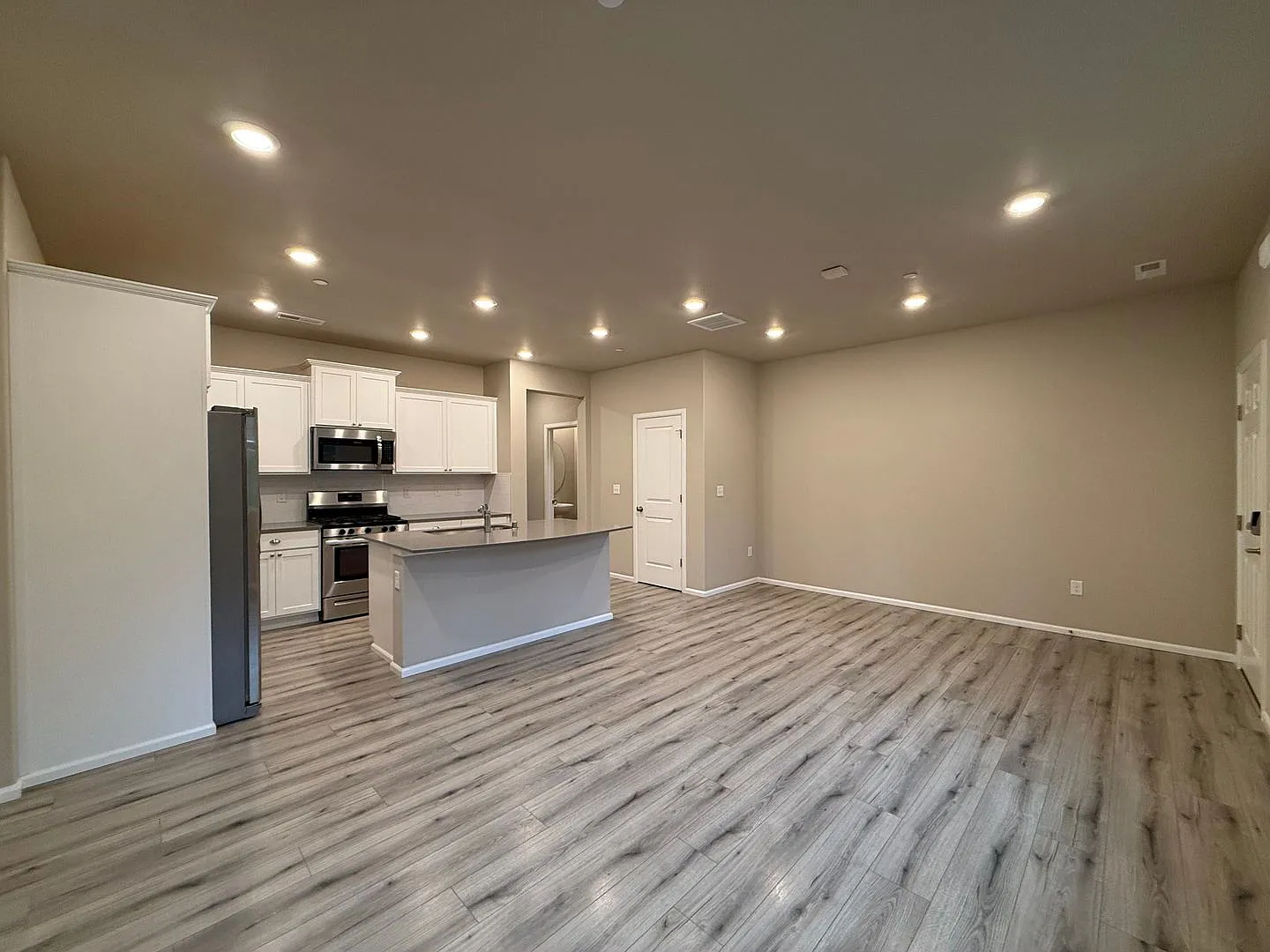 Modern 3-Bedroom Townhome in Tehaleh 2-Car Garage & Private Yard — Photo 4