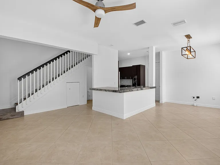 2515 Venetian Ct — Photo 9