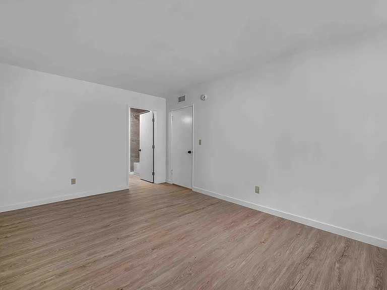 Moorpark Lofts — Photo 27