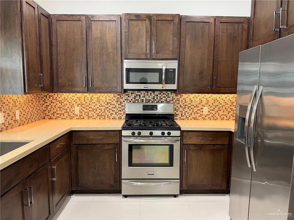 3 bed, 2.5 bath, 2527 sqft, $2,300 — Photo 3