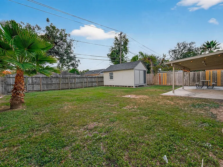 515 Ogilvie St — Photo 16
