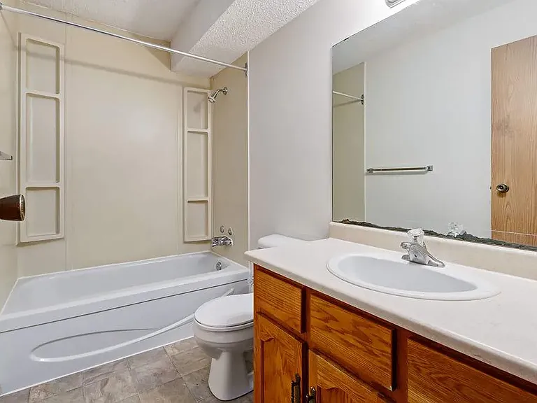 336 Gladstone Ave S #7 — Photo 6