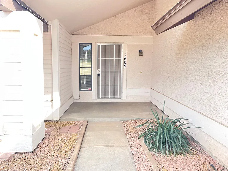 1609 N Longmore St — Photo 5