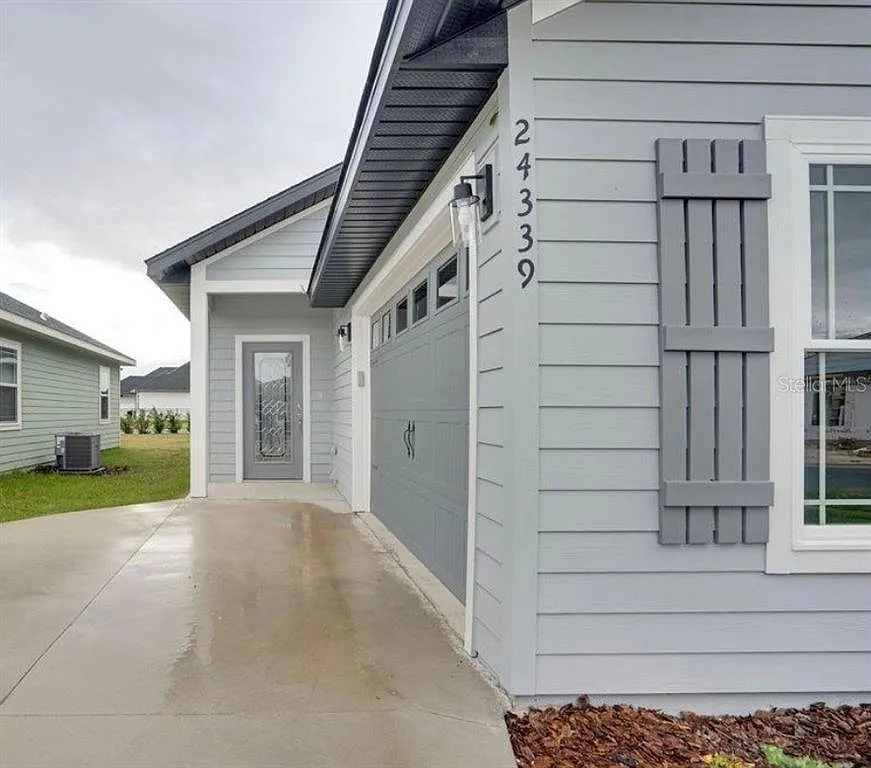 3 bed, 2.0 bath, 1324 sqft, $2,350 — Photo 2
