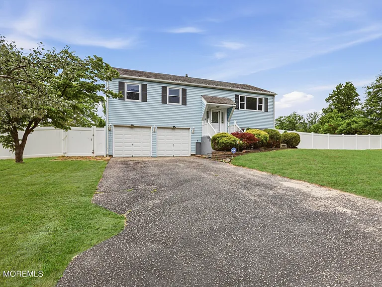 1029 Lucy Ln — Photo 2