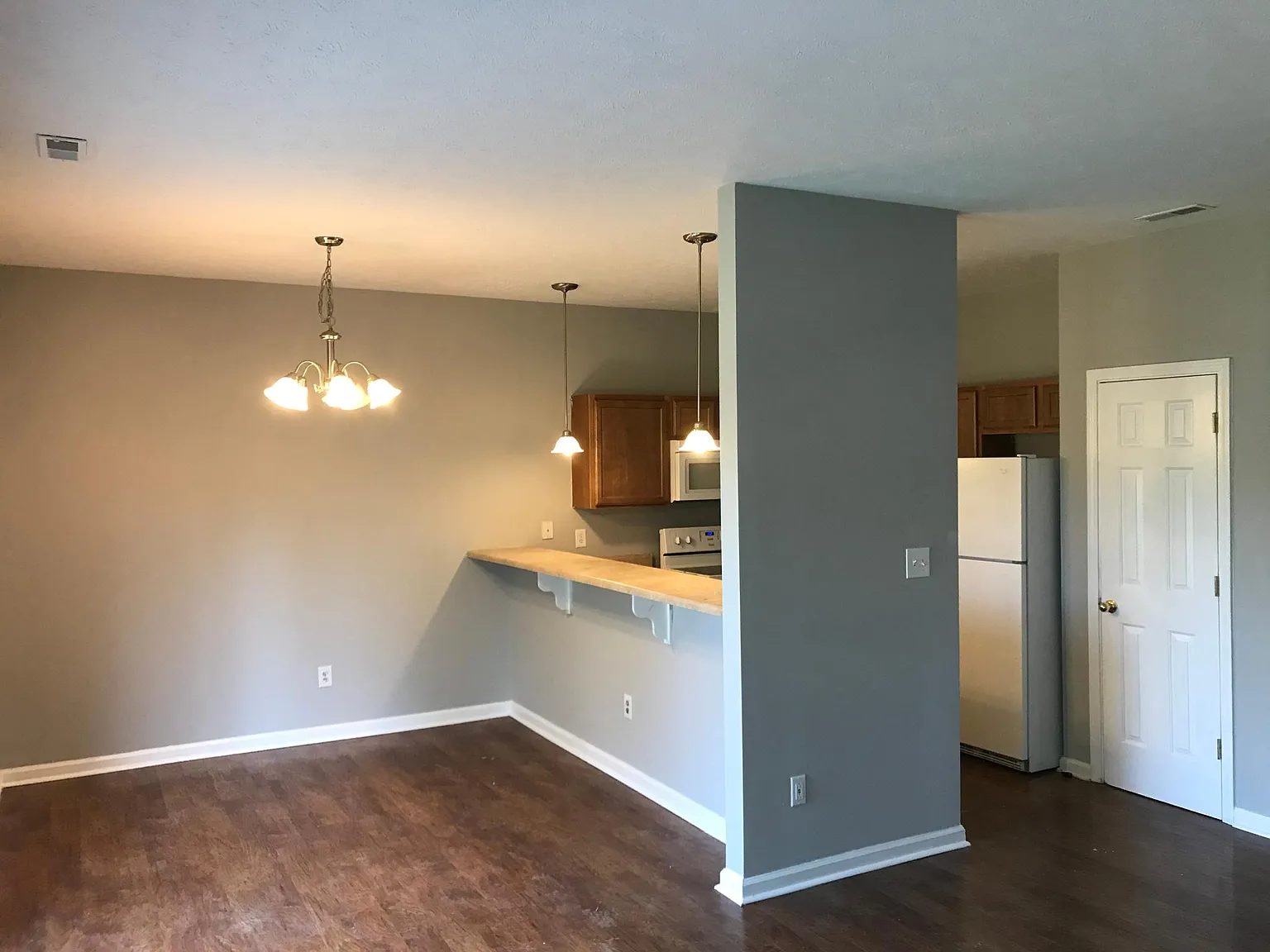 3 bed, 2.5 bath, 1645 sqft, $1,790 — Photo 3