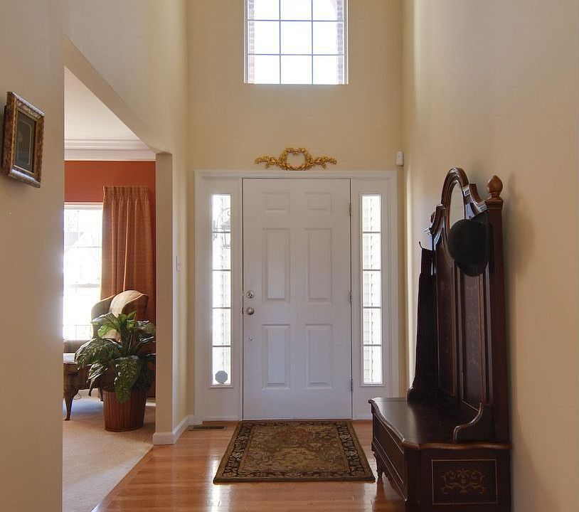 Dramatic 2 Story Foyer w/wood flooring