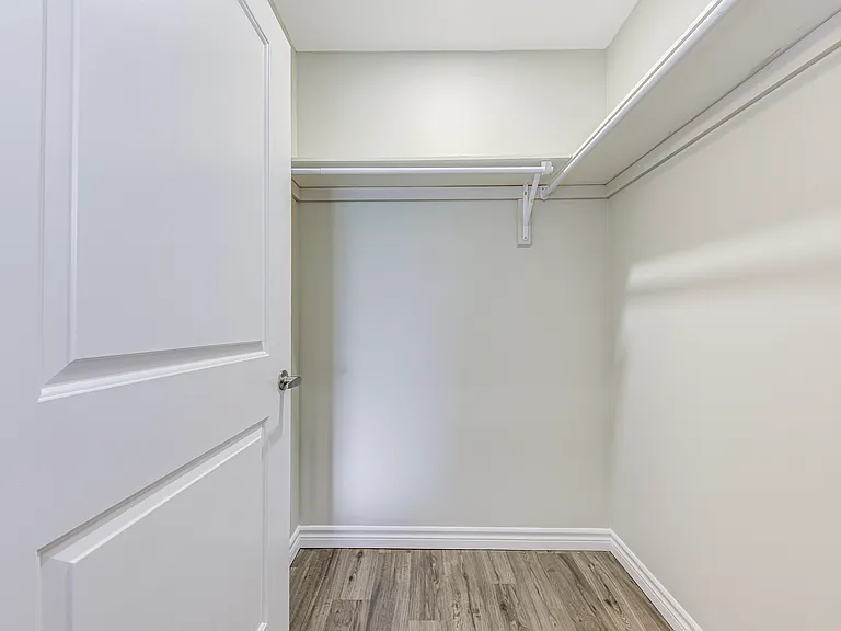 205 Eagle St N — Photo 11