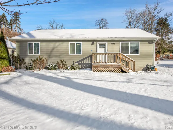 3565 Rush Lake Rd, Pinckney, MI 48169
